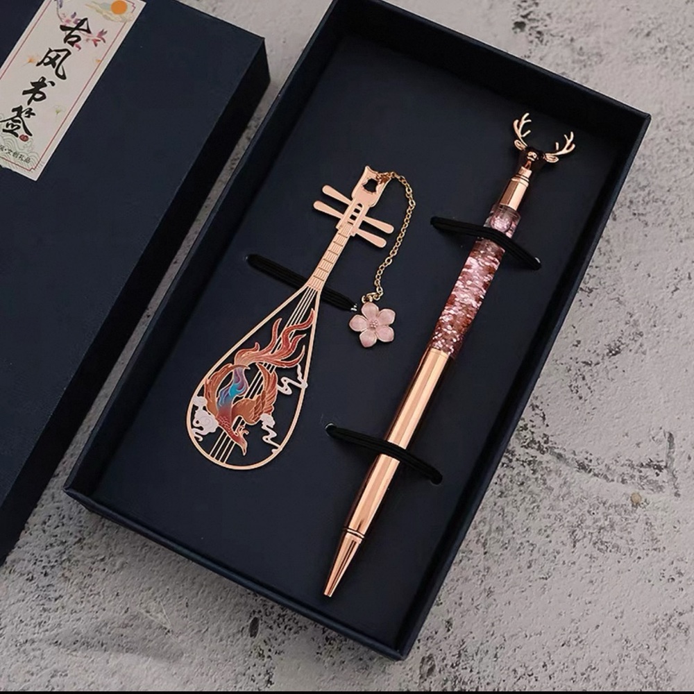 Gold Traditional Asian Accessories Set with Intricate Design